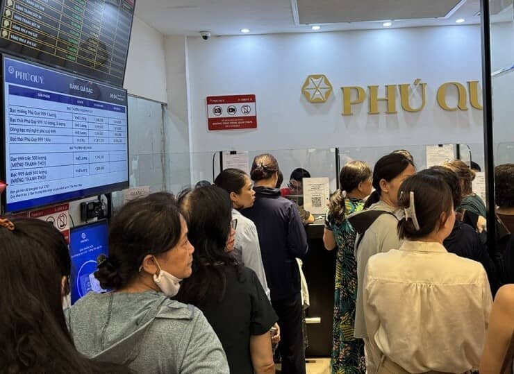 Giá vàng cao kỷ lục: Người dân trải bạt, ngồi xuyên đêm trên vỉa hè chờ mua