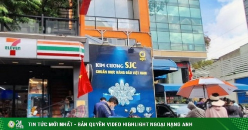 Giá vàng cao kỷ lục: Người dân trải bạt, ngồi xuyên đêm trên vỉa hè chờ mua