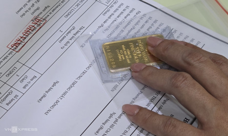 Đổ xô mua vàng khi giá vượt 134 triệu đồng