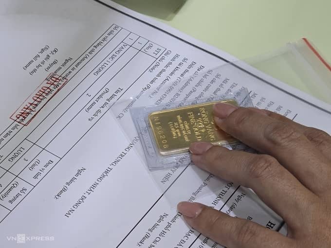 Đổ xô mua vàng khi giá vượt 134 triệu đồng