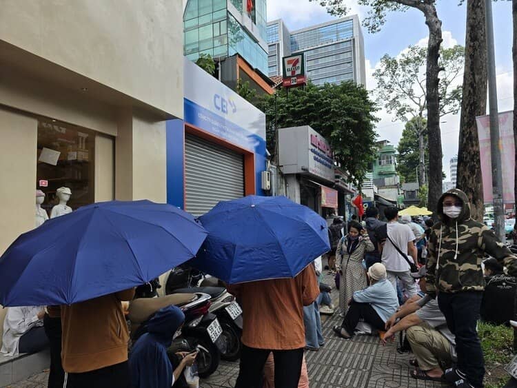 Đổ xô mua vàng khi giá vượt 134 triệu đồng