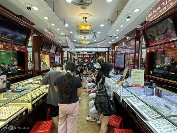 Đổ xô mua vàng khi giá vượt 134 triệu đồng