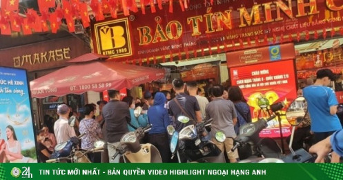 Giá vàng tiếp tục phá đỉnh cao nhất mọi thời đại, động thái bất ngờ của loạt cửa hàng trên phố vàng