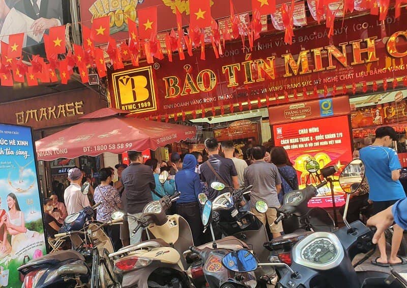Giá vàng tiếp tục phá đỉnh cao nhất mọi thời đại, động thái bất ngờ của loạt cửa hàng trên phố vàng