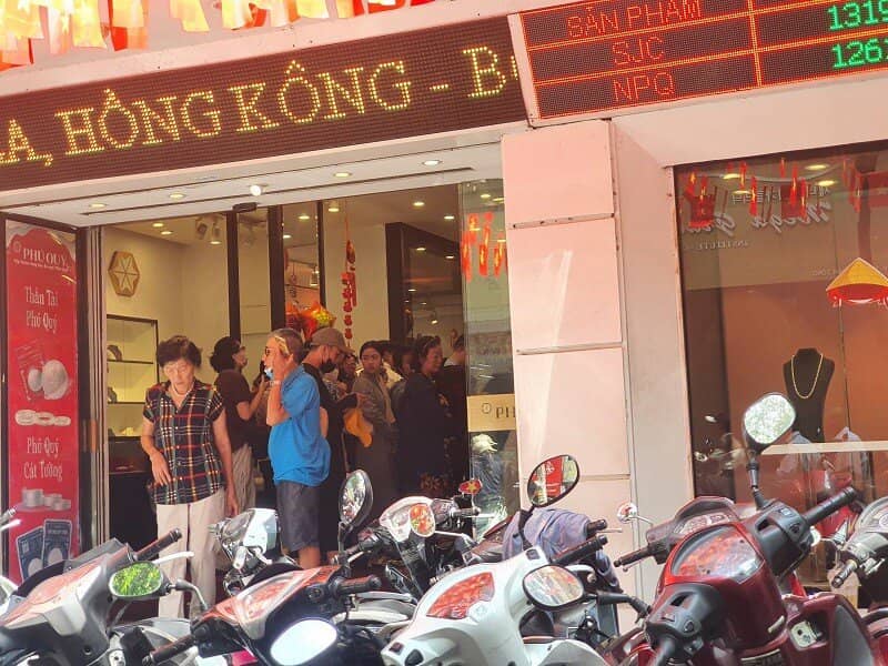 Giá vàng tiếp tục phá đỉnh cao nhất mọi thời đại, động thái bất ngờ của loạt cửa hàng trên phố vàng