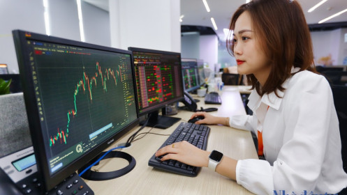 VN-Index chênh vênh giữa rủi ro và lợi nhuận