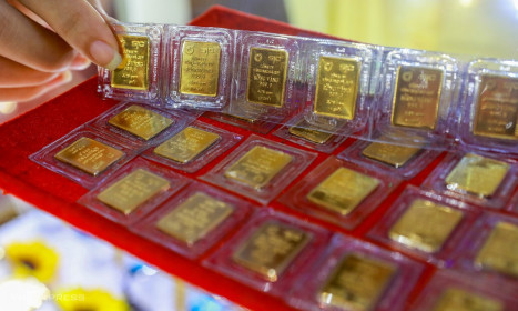 Giá vàng tăng gần 49% trong một năm