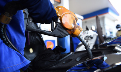 Giá xăng giảm, dầu tăng