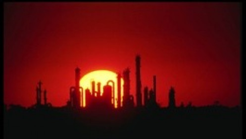 Dầu giảm 2% do nhu cầu suy yếu và tình trạng dư cung