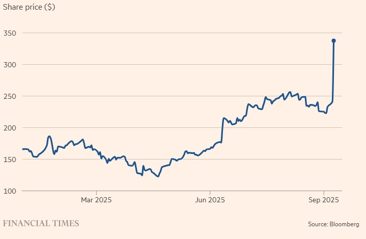 Tỷ phú Larry Ellison của Oracle đã cưỡi “sóng thần” AI như thế nào