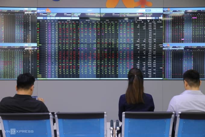 Nhóm 'cá mập' dẫn dắt thị trường chứng khoán