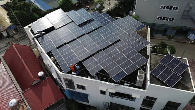 Vì sao lắp điện mặt trời mái nhà tự dùng phải thông báo cho EVN?