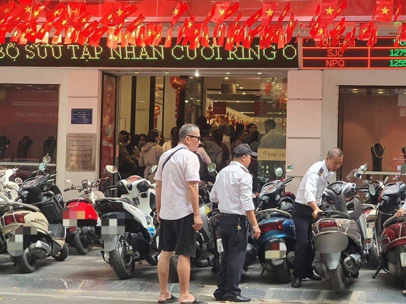 Giá vàng chiều 15/9: Đảo chiều tăng, một số người mang vàng đi bán lại mang về