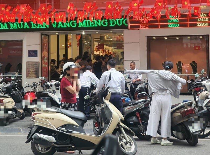 Giá vàng chiều 15/9: Đảo chiều tăng, một số người mang vàng đi bán lại mang về