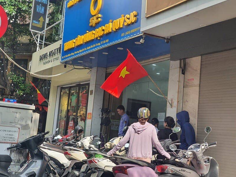 Giá vàng chiều 15/9: Đảo chiều tăng, một số người mang vàng đi bán lại mang về