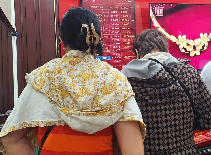 Giá vàng chiều 15/9: Đảo chiều tăng, một số người mang vàng đi bán lại mang về