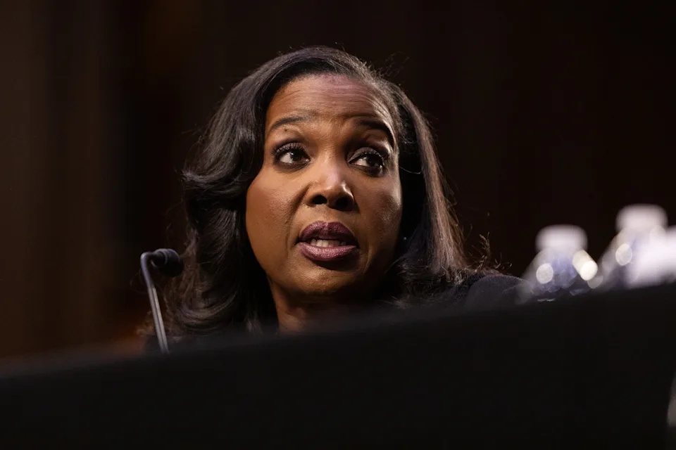 Ông Trump gây sức ép tòa án để sa thải Thống đốc Fed Lisa Cook