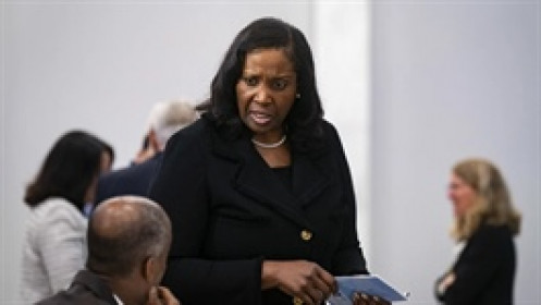 Ông Trump không thể sa thải Thống đốc Fed Lisa Cook trước cuộc họp lãi suất