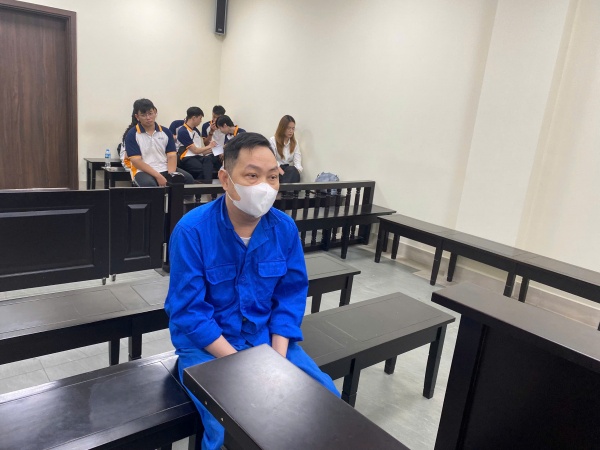 Nhờ làm giấy tờ hai xe sang, người đàn ông bị lừa 5,4 tỷ đồng