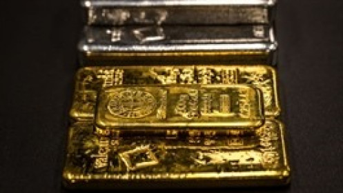 Vàng thế giới lần đầu tiên vượt mốc 3,700 USD/oz