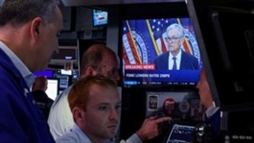 Dow Jones tăng điểm, còn S&P 500 giảm nhẹ sau quyết định lãi suất của Fed