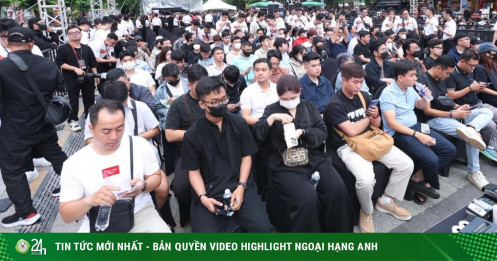 Choáng ngợp “biển người” xếp hàng chờ mua iPhone 17 tại Việt Nam, nhiều nơi “cháy hàng”