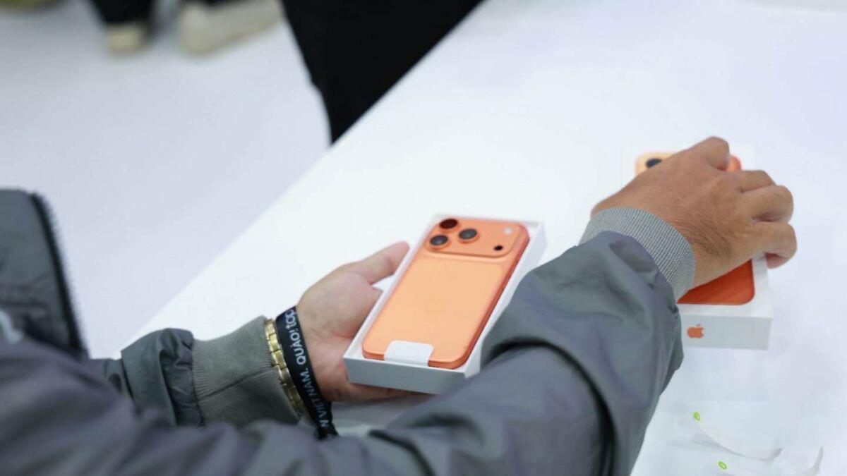 Choáng ngợp “biển người” xếp hàng chờ mua iPhone 17 tại Việt Nam, nhiều nơi “cháy hàng”