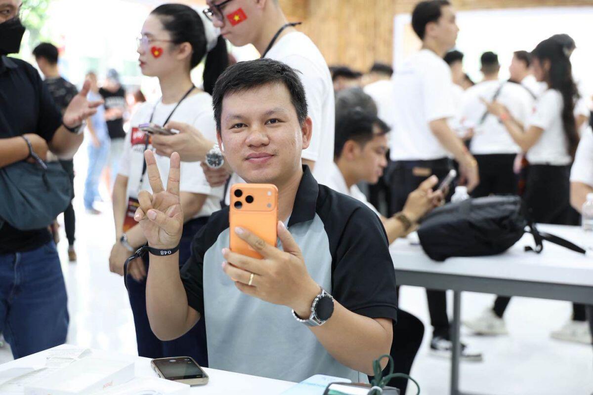 Choáng ngợp “biển người” xếp hàng chờ mua iPhone 17 tại Việt Nam, nhiều nơi “cháy hàng”