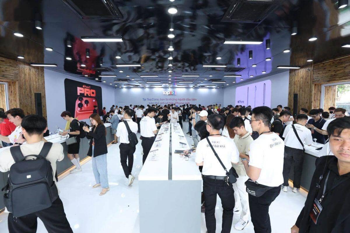 Choáng ngợp “biển người” xếp hàng chờ mua iPhone 17 tại Việt Nam, nhiều nơi “cháy hàng”