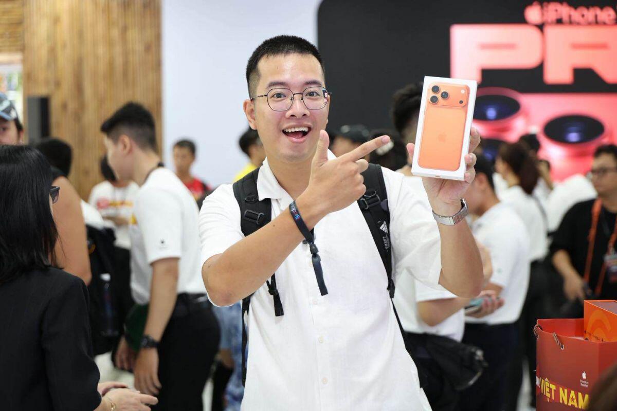 Choáng ngợp “biển người” xếp hàng chờ mua iPhone 17 tại Việt Nam, nhiều nơi “cháy hàng”