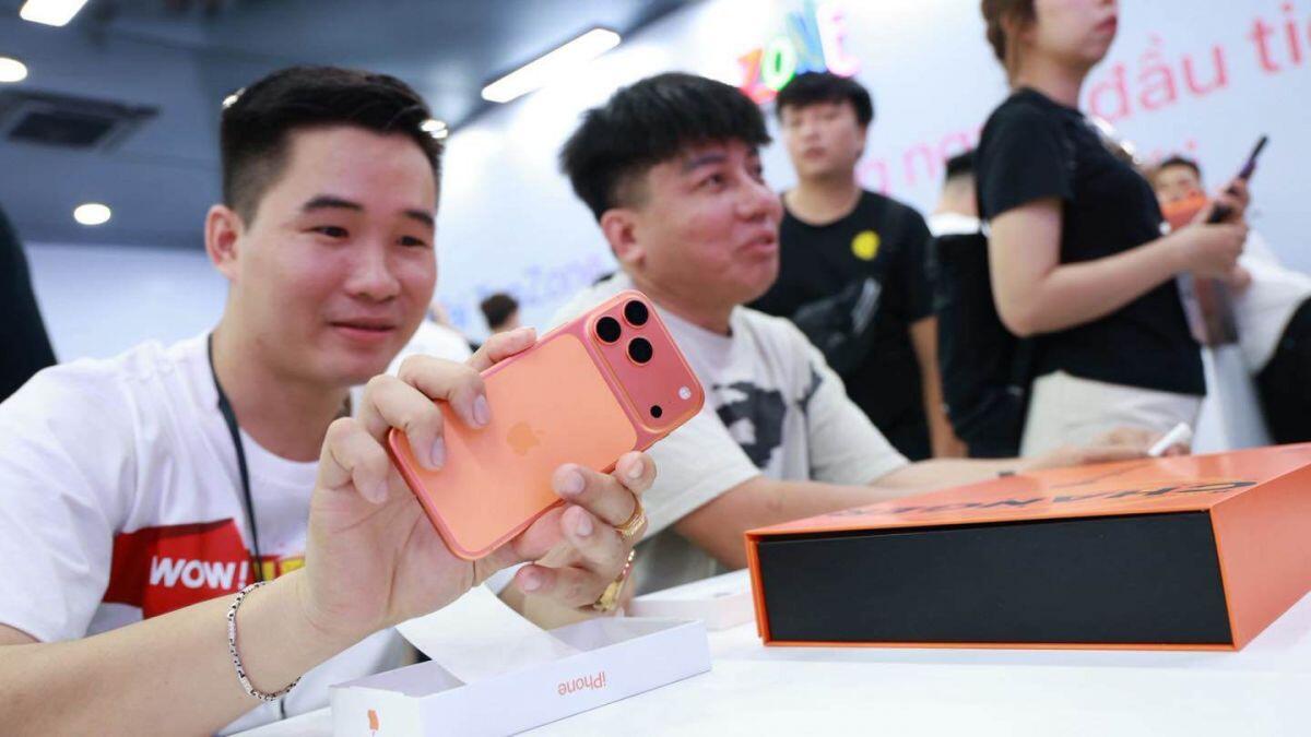 Choáng ngợp “biển người” xếp hàng chờ mua iPhone 17 tại Việt Nam, nhiều nơi “cháy hàng”