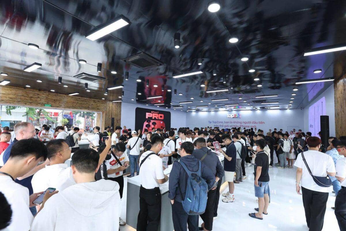 Choáng ngợp “biển người” xếp hàng chờ mua iPhone 17 tại Việt Nam, nhiều nơi “cháy hàng”