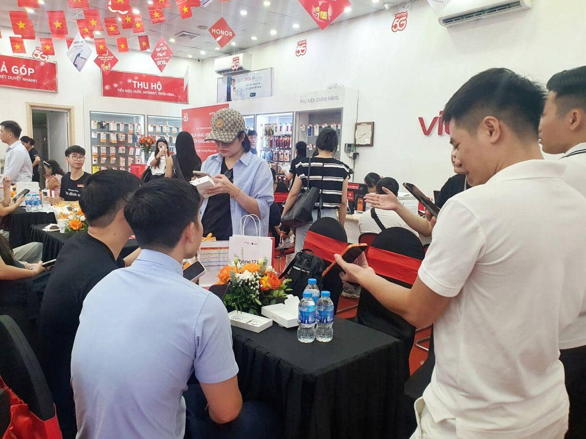 Choáng ngợp “biển người” xếp hàng chờ mua iPhone 17 tại Việt Nam, nhiều nơi “cháy hàng”