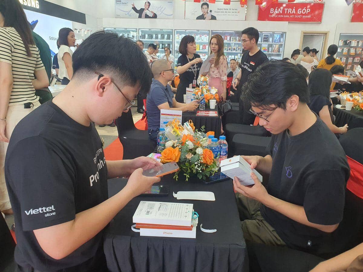 Choáng ngợp “biển người” xếp hàng chờ mua iPhone 17 tại Việt Nam, nhiều nơi “cháy hàng”