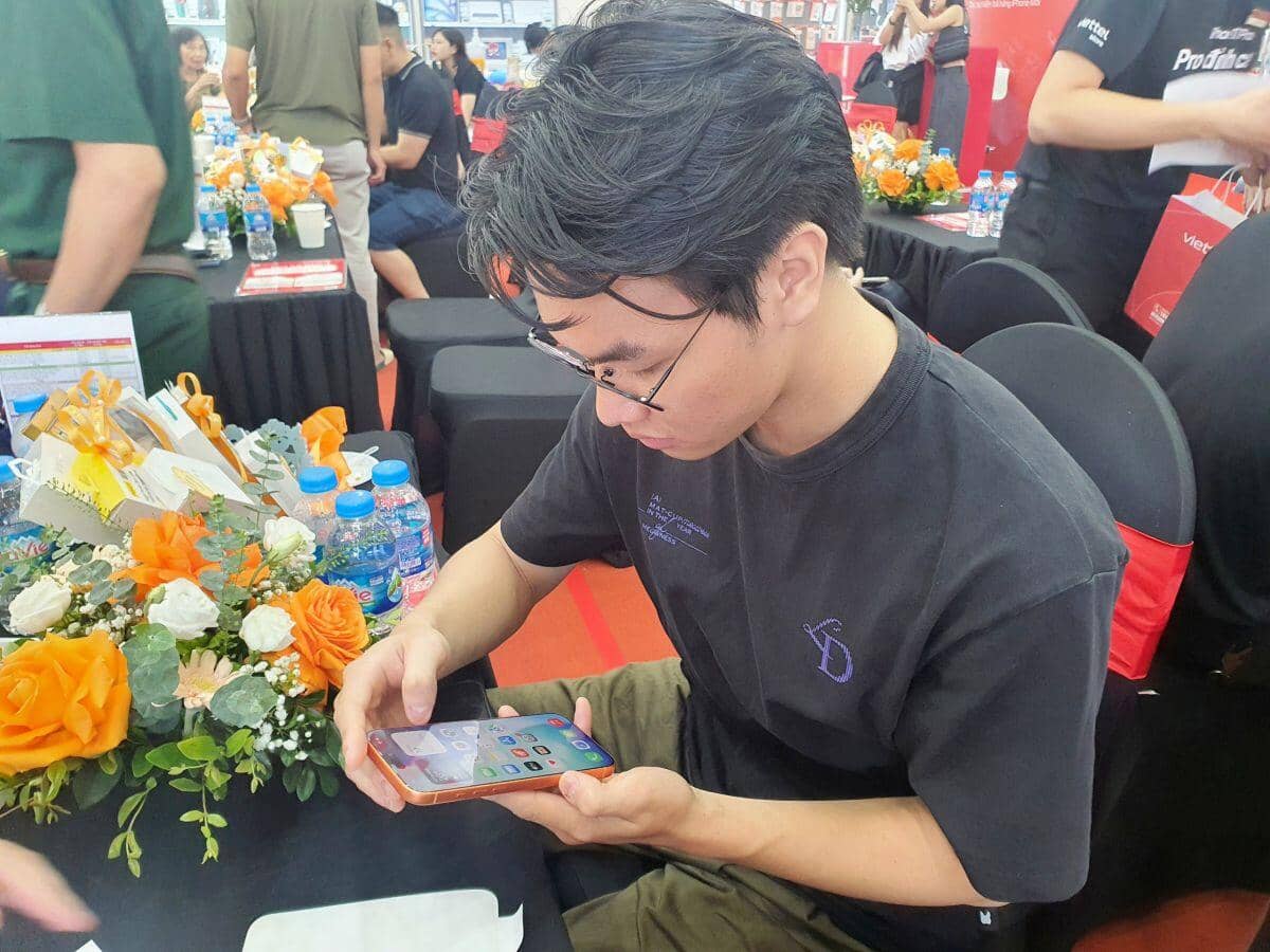 Choáng ngợp “biển người” xếp hàng chờ mua iPhone 17 tại Việt Nam, nhiều nơi “cháy hàng”