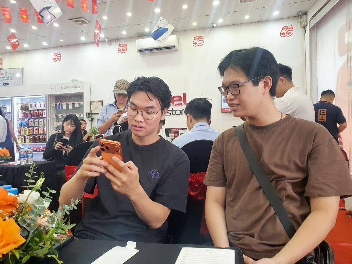Choáng ngợp “biển người” xếp hàng chờ mua iPhone 17 tại Việt Nam, nhiều nơi “cháy hàng”