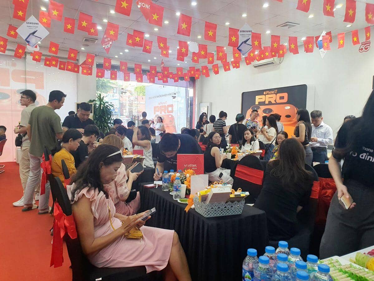 Choáng ngợp “biển người” xếp hàng chờ mua iPhone 17 tại Việt Nam, nhiều nơi “cháy hàng”
