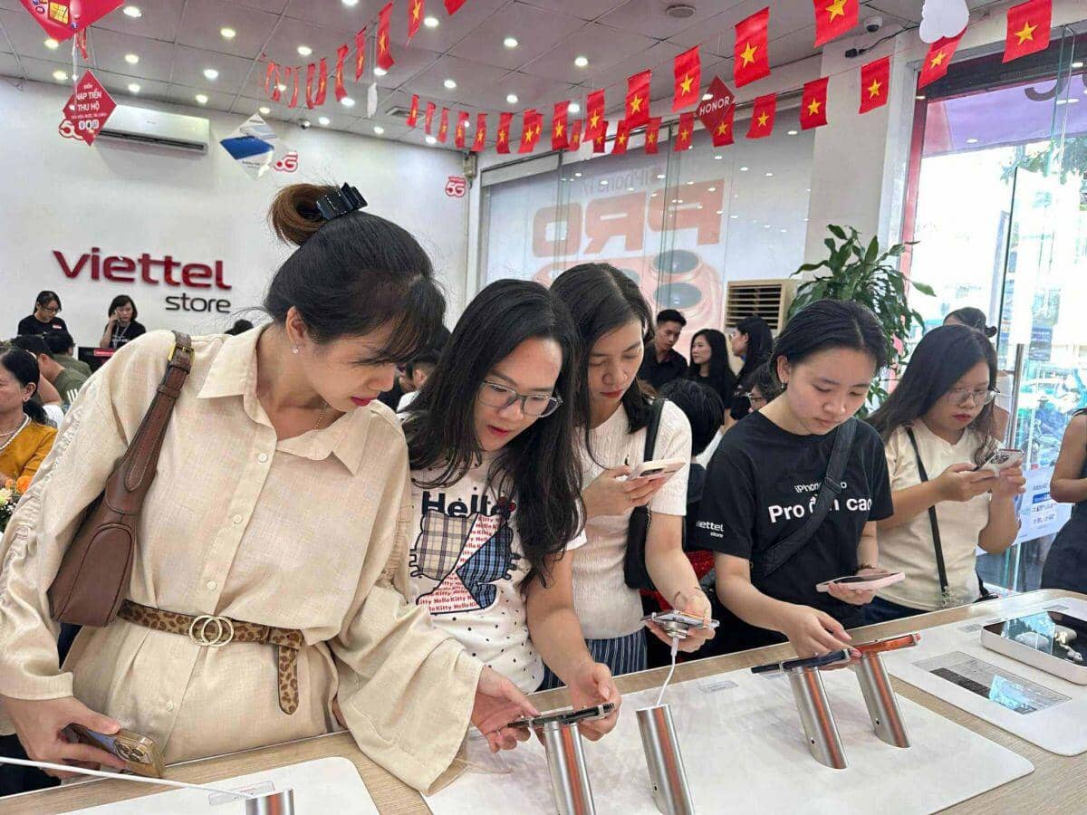 Choáng ngợp “biển người” xếp hàng chờ mua iPhone 17 tại Việt Nam, nhiều nơi “cháy hàng”