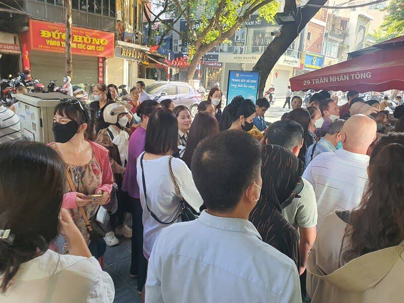 Phố vàng ngày 19/9: Nhiều người đi từ tinh mơ lấy số mua vàng, bất ngờ tiệm vàng có thông báo mới