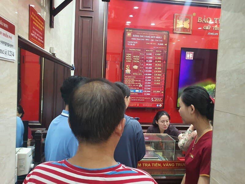 Phố vàng ngày 19/9: Nhiều người đi từ tinh mơ lấy số mua vàng, bất ngờ tiệm vàng có thông báo mới