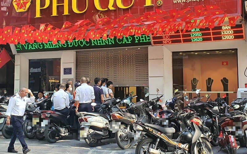 Phố vàng ngày 19/9: Nhiều người đi từ tinh mơ lấy số mua vàng, bất ngờ tiệm vàng có thông báo mới