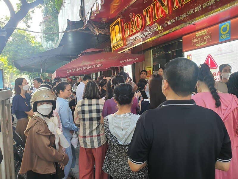 Phố vàng ngày 19/9: Nhiều người đi từ tinh mơ lấy số mua vàng, bất ngờ tiệm vàng có thông báo mới