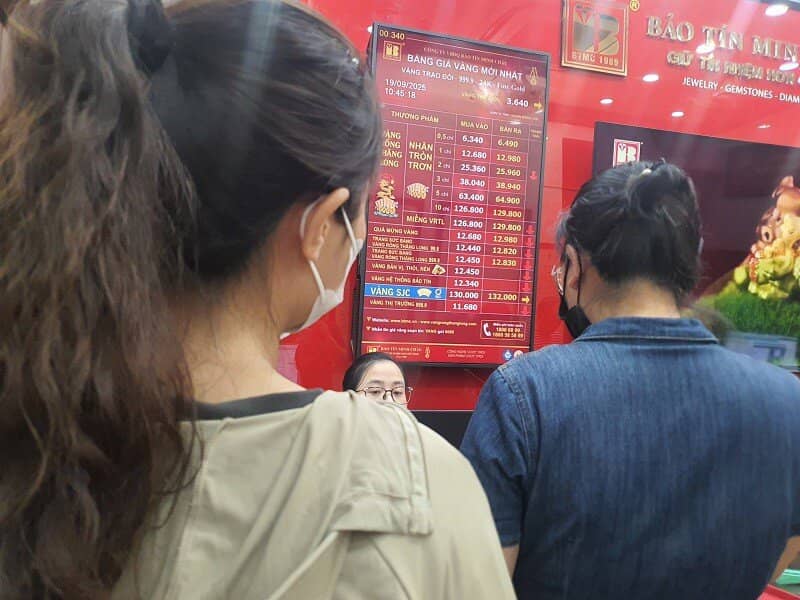 Phố vàng ngày 19/9: Nhiều người đi từ tinh mơ lấy số mua vàng, bất ngờ tiệm vàng có thông báo mới