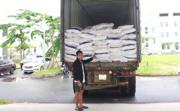 Điều tra vụ vận chuyển trái phép 40 tấn đường cát qua biên giới