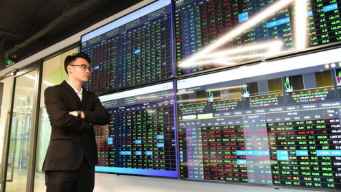 Dòng tiền co hẹp, VN-Index giằng co chờ cú hích mới