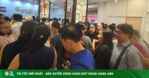 Giá vàng chiều 30/9: Bất ngờ giảm mạnh, “biển người” xếp hàng mua vàng ở Hà Nội bất chấp mưa bão