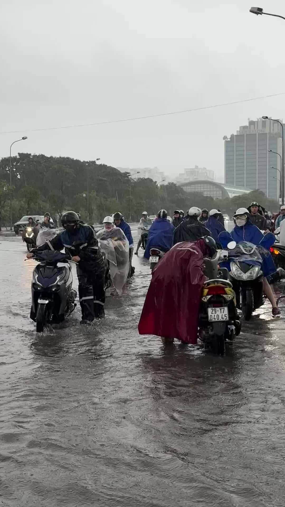 Vì sao Hà Nội mưa to liên tục?