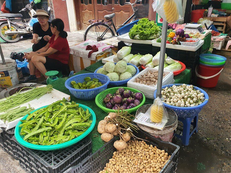 "Choáng váng" với giá rau xanh sau bão số 10 tại Hà Nội, bà nội trợ “bấm bụng” mua từng bữa