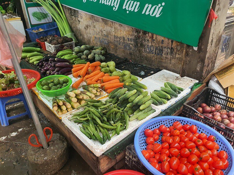"Choáng váng" với giá rau xanh sau bão số 10 tại Hà Nội, bà nội trợ “bấm bụng” mua từng bữa