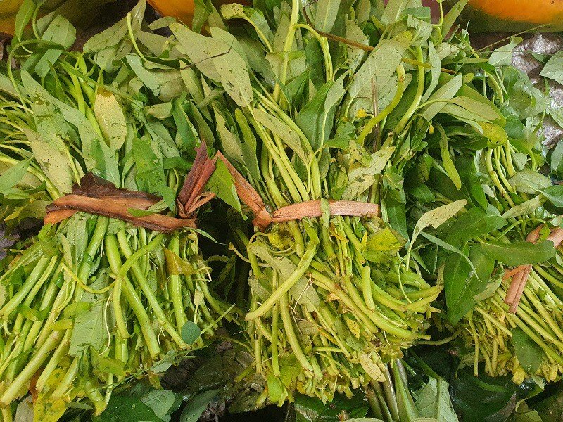 "Choáng váng" với giá rau xanh sau bão số 10 tại Hà Nội, bà nội trợ “bấm bụng” mua từng bữa